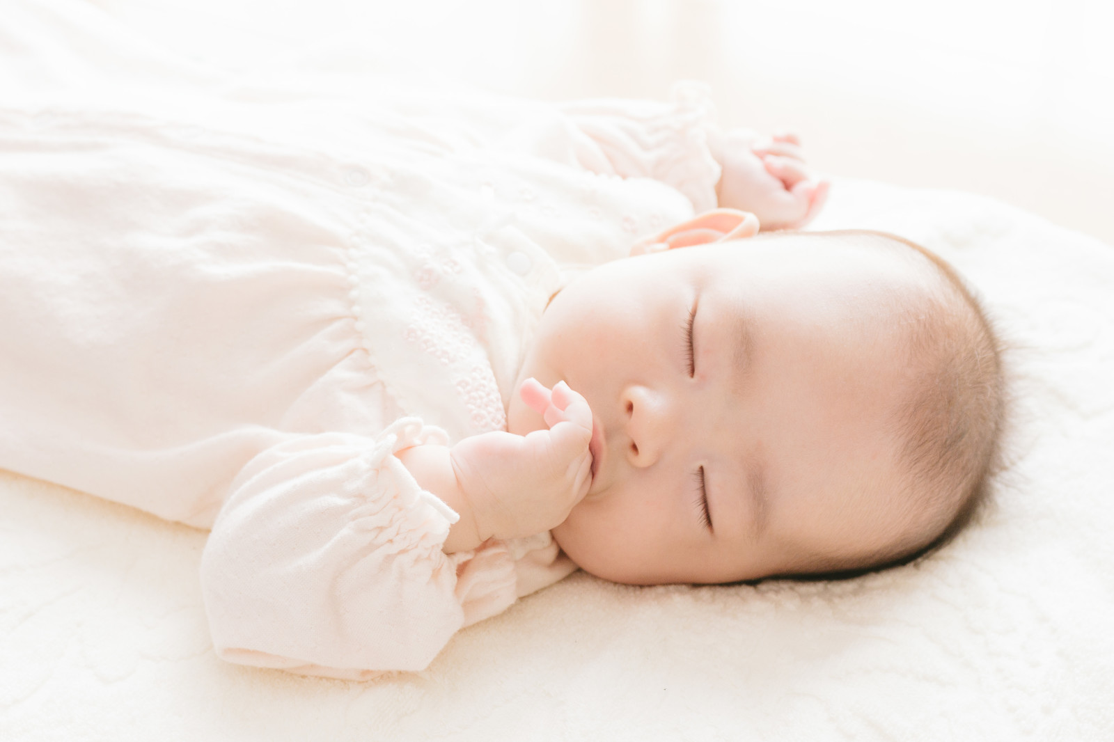 冬に赤ちゃんが寝るときの寒さ対策アイテム！服装・寝具・部屋の温湿度はどうする？