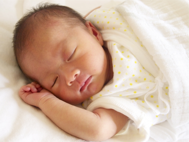 暑い夏…赤ちゃんが寝やすい環境をつくろう！服装・寝具・冷房は？ mamakao!（ママカオ！）